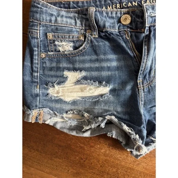 American Eagle Tomgirl Distressed Jean Shorts Women's Size 2 Blue Denim msrp $50 - Picture 2 of 6
